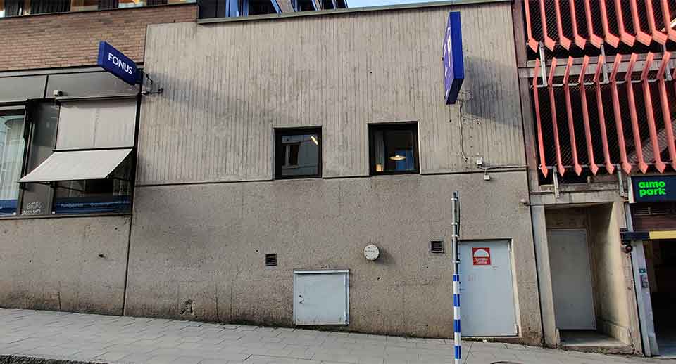 Vägg på Rådhusgatan innan graffitikonstnären Huge kom till Södertälje.